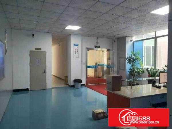 长安涌头实业客转租楼上400平方厂房，豪华装修，全新地坪漆