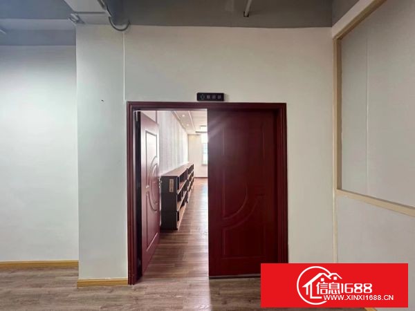 布吉慢城最新厂房出租户型，之前做服装展厅的装修，拎包入住，适合各种展厅办公，1050平方