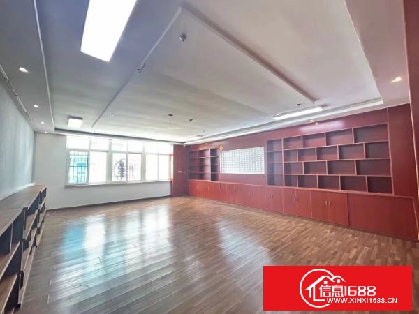 布吉慢城最新厂房出租户型，之前做服装展厅的装修，拎包入住，适合各种展厅办公，1050平方