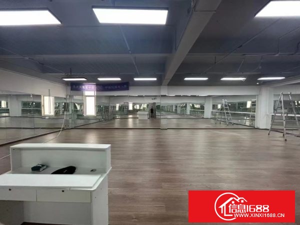 布吉慢城最新厂房出租户型，之前做服装展厅的装修，拎包入住，适合各种展厅办公，1050平方