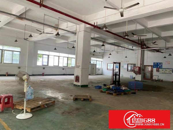 坂田地铁口，一楼800平，有2间办公室，一手业主使用率高，价格实惠。 行业不限，