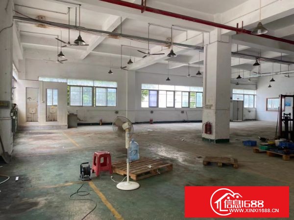 坂田地铁口，一楼800平，有2间办公室，一手业主使用率高，价格实惠。 行业不限，