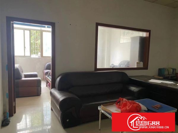 坂田地铁口，一楼800平，有2间办公室，一手业主使用率高，价格实惠。 行业不限，