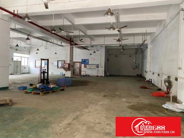 坂田地铁口，一楼800平，有2间办公室，一手业主使用率高，价格实惠。 行业不限，