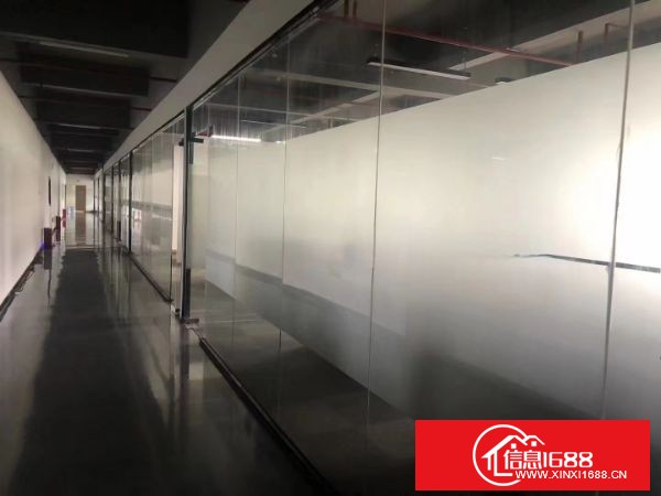 龙岗宝龙高新园区地铁口  楼上：2500平（整层） 现场电子车间，现成办公室装修，拎包入住