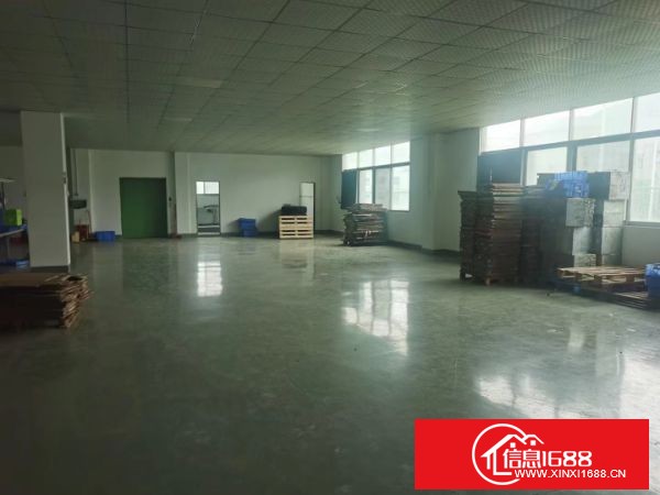 横岗地铁站主干道第一排，楼上1100平，原电子厂，己搬空，精装修办公室