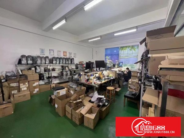 横岗六约主干道第一排新出楼上638平米带装修厂房，水电齐全，行业无限制