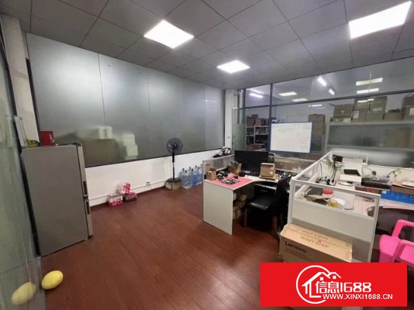 横岗六约主干道第一排新出楼上638平米带装修厂房，水电齐全，行业无限制