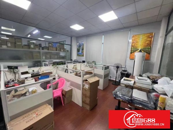 横岗六约主干道第一排新出楼上638平米带装修厂房，水电齐全，行业无限制