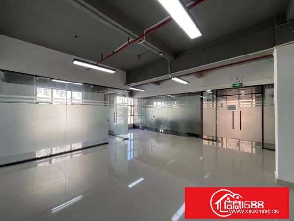 坂田北地铁站200米电商园4楼125平方米，1+1格局，电车位充足，即租即用