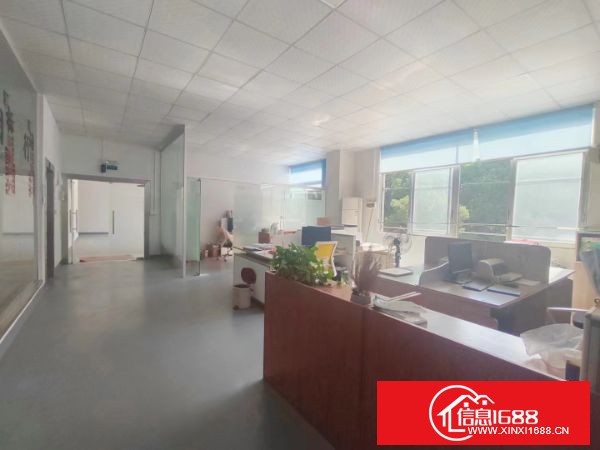 龙岗南联工业区 楼上950平方 精装修办公室 水电齐全，可拎包入驻 交通便利，人气旺好招工
