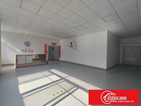 龙岗南联工业区 楼上950平方 精装修办公室 水电齐全，可拎包入驻 交通便利，人气旺好招工