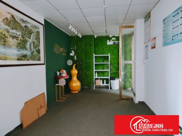 石岩上屋地铁口附近楼上750平方，有现成 前台、办公室、车间、仓库 园区停车不收费