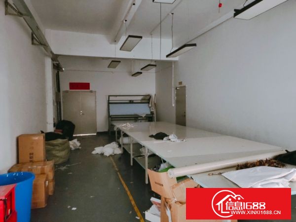 石岩上屋地铁口附近楼上750平方，有现成 前台、办公室、车间、仓库 园区停车不收费