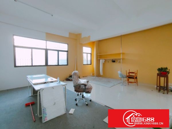 石岩上屋地铁口附近楼上750平方，有现成 前台、办公室、车间、仓库 园区停车不收费