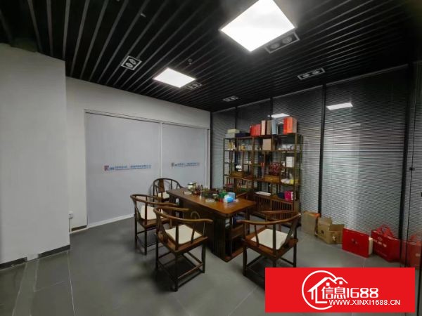 龙岗宝龙14号线地铁口工业园新出楼上924平方带精装修厂房出租