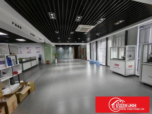 龙岗宝龙14号线地铁口工业园新出楼上924平方带精装修厂房出租