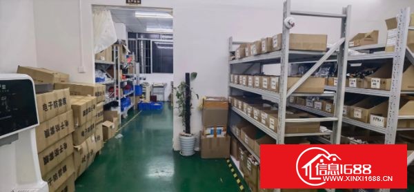 石岩北路上屋地铁站附近：  工业园分租楼上680平标准厂房  实用率高   精装修 价格便宜、