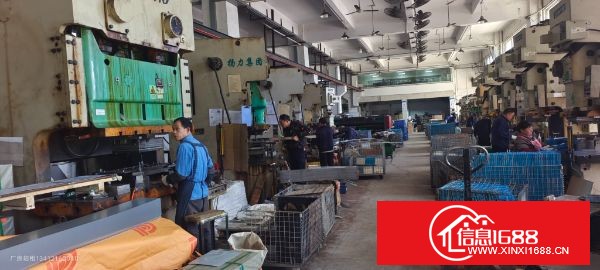 东莞凤岗金凤凰原房东实际面积无公摊， A栋​一楼整层1800平 ​二楼整层1800平 现成航车，办公室。层高6.5米