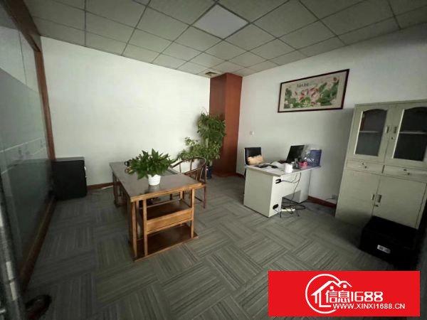 平湖正地铁口分租楼上实际面积400平，装修免费送，合适电子，电商贸易等行业