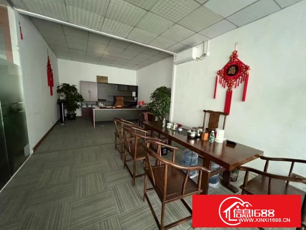 平湖正地铁口分租楼上实际面积400平，装修免费送，合适电子，电商贸易等行业