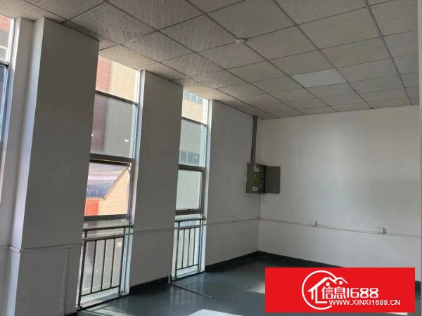 东莞塘厦外环高速出口工业园新出现成装修楼上680平方，无转让费