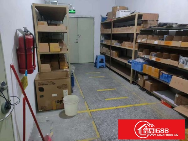 龙华大浪新空出来楼上 440 平方米，带办公室，仓库车间，租金23 块钱