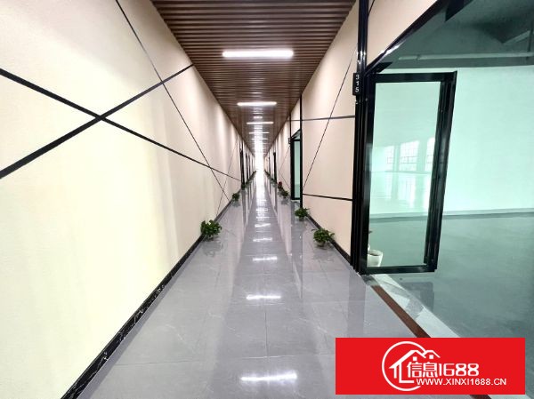 横岗永湖地铁口360平 格局3+1 现成地坪漆、消防、货梯2吨，层高4.5米