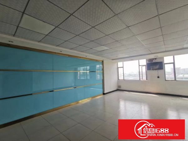 东莞长安霄边，工贸大厦楼上960平，豪华装修，现成办公室洗手间吊机口，无转让费