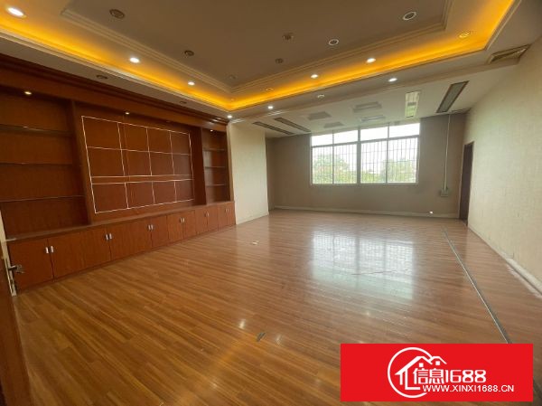 观澜章阁‮房原‬东独院厂‮出房‬租，实际面积出租，厂房三‮实层‬际2400平，没有公摊，有现成装修，可分租