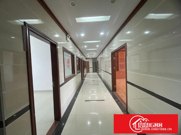 观澜章阁‮房原‬东独院厂‮出房‬租，实际面积出租，厂房三‮实层‬际2400平，没有公摊，有现成装修，可分租