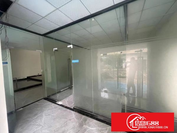 松岗乔山尾工业区 厂房一楼整层1200＋360平米精装修办公室，价格好谈，全新地坪漆