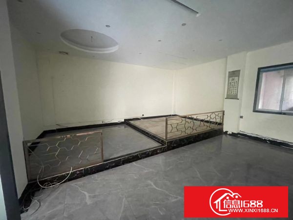 松岗乔山尾工业区 厂房一楼整层1200＋360平米精装修办公室，价格好谈，全新地坪漆