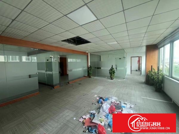平湖华南城地铁口。原房东花园式厂房。4楼1600平方。5楼1300平方。现成办公室装修