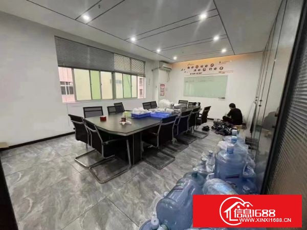 观澜章阁主干道边，原房东厂房出租3楼1500平，4楼1500平，带装修，厂房使用率高，可分租