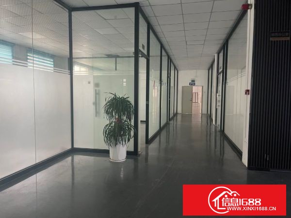 龙岗～新生 三楼1100平方 现成装修 交通便利，无装让费