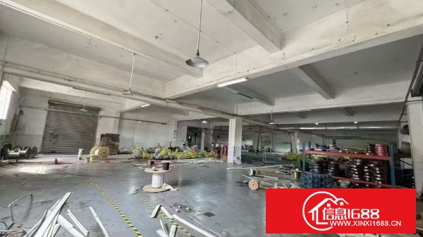 东莞大岭山石大路边新空出厂房一楼1600平方，现成办公室装修，水电齐全，可分租