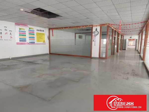 大概大岭山镇太公岭村成熟工业园区楼上整层厂房3000平方，现成豪华装修，格局方正，可分租