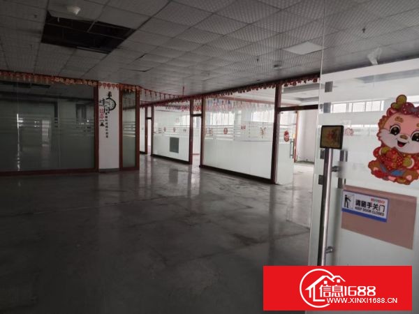 大概大岭山镇太公岭村成熟工业园区楼上整层厂房3000平方，现成豪华装修，格局方正，可分租