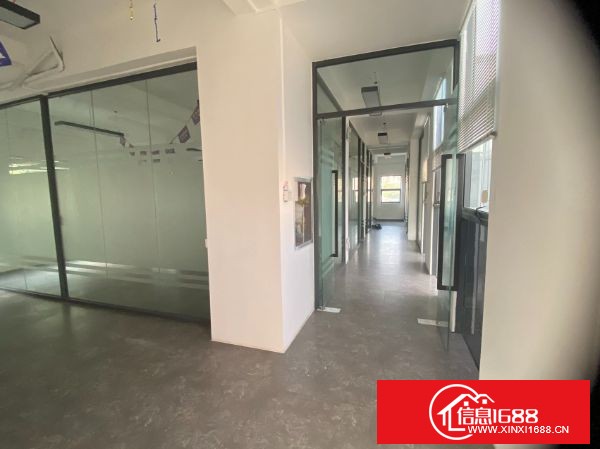 坂田地铁口100米距离。 独门独院办公室1～3楼， 每层350平，共约1050平，独立的院子，可分租