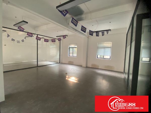 坂田地铁口100米距离。 独门独院办公室1～3楼， 每层350平，共约1050平，独立的院子，可分租