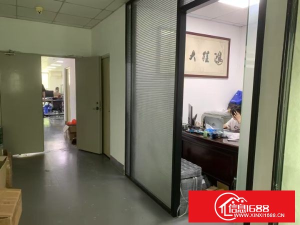 坂田地铁口新出楼上350平带装修厂房出租，有办公室和生产车间