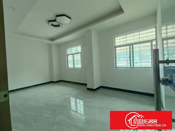 东莞长安镇街口一楼实际面积600方，豪华装修，不要转让费，厂房方正好用