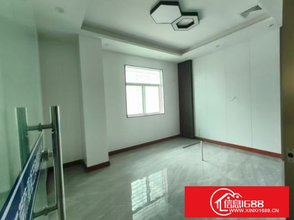 东莞长安镇街口一楼实际面积600方，豪华装修，不要转让费，厂房方正好用