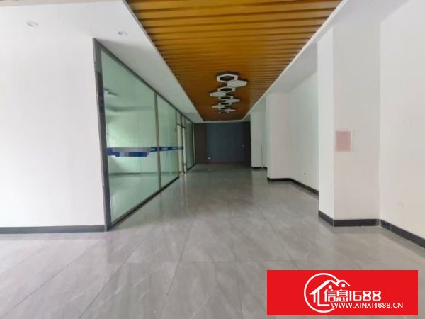 东莞长安镇街口一楼实际面积600方，豪华装修，不要转让费，厂房方正好用