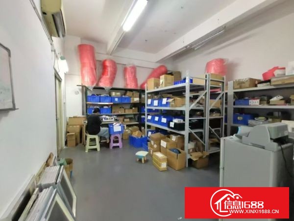 石岩新出现成贴片厂760平，4间独立办公室，长条户型，中间无柱子使用率高