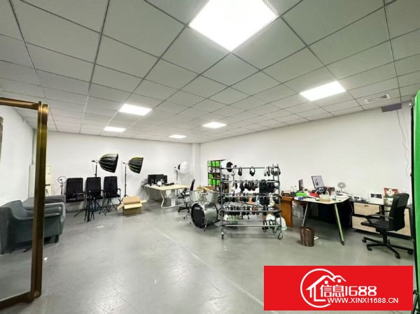 龙华大浪南路主干道旁原房东直租1000平，带装2间办公室，仓库区，生产区，线路齐全，可直接拎包办公！ 园区空地大，停车位充足！