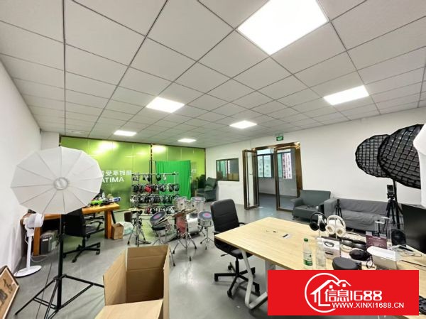 龙华大浪南路主干道旁原房东直租1000平，带装2间办公室，仓库区，生产区，线路齐全，可直接拎包办公！ 园区空地大，停车位充足！