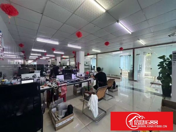 坂田地铁口 电商园 面积：360平方，格局：4+1 精装办公室带隔间，落地窗，可分租