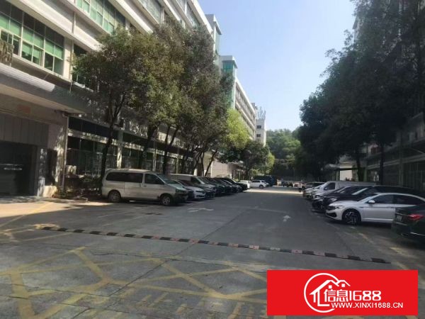 观澜章阁新出楼上整层1780平米，精装修，前台办公区车间水电齐全，领包入住，3吨大电梯，园区环境优美，交通便利，可分租